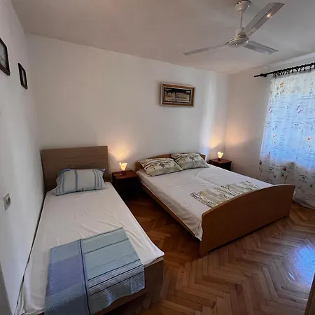 Leila * 特罗吉尔